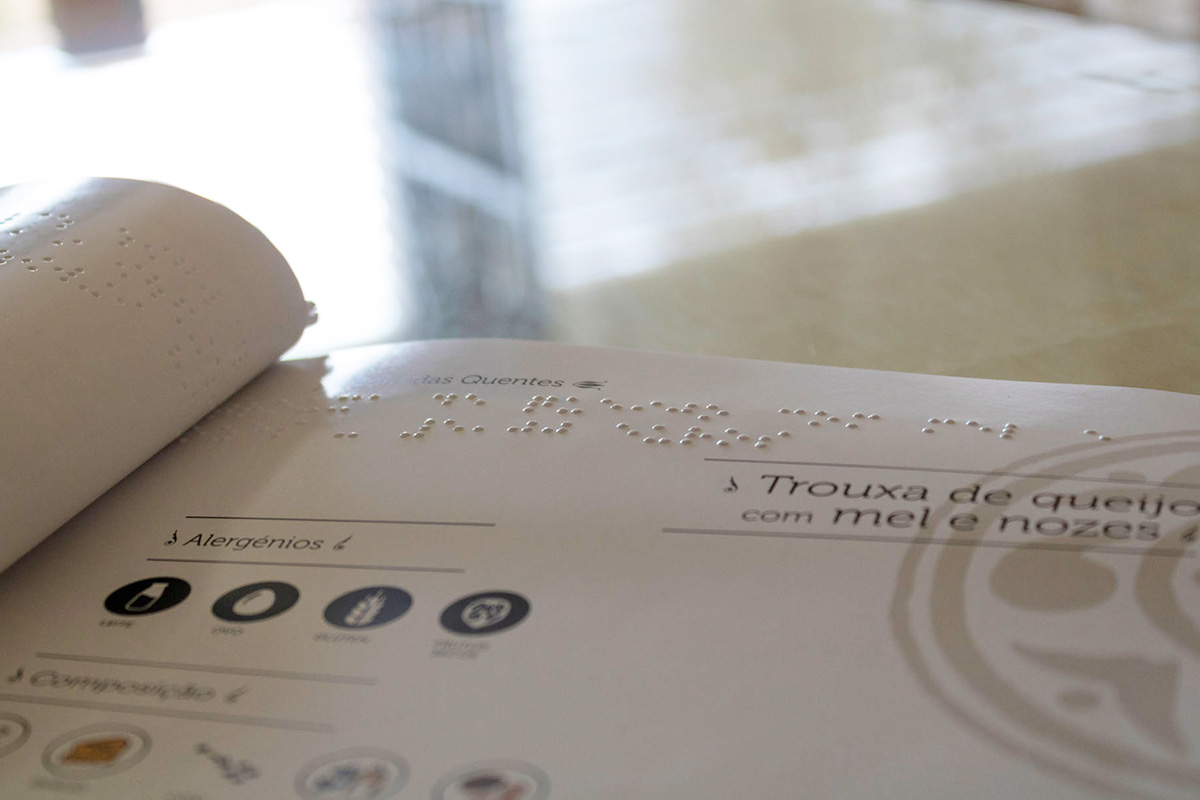 Pormenor em braille na ementa do restaurante Mosteiro do Leitão - Atto Creative Solutions
